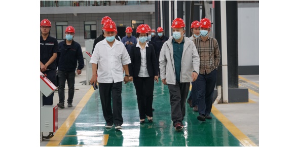 2022-5-10黃學(xué)工等省工信廳總工程師、一級巡視員市工信局姚曉麗局長等領(lǐng)導(dǎo)視察萬眾集團(tuán)