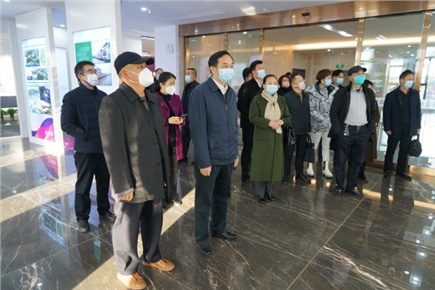 12月14日，張家界市政協(xié)黨組書(shū)記、主席歐陽(yáng)斌一行來(lái)到張家界高新區(qū)萬(wàn)眾實(shí)業(yè)集團(tuán)有限公司，宣講黨的二十大精神